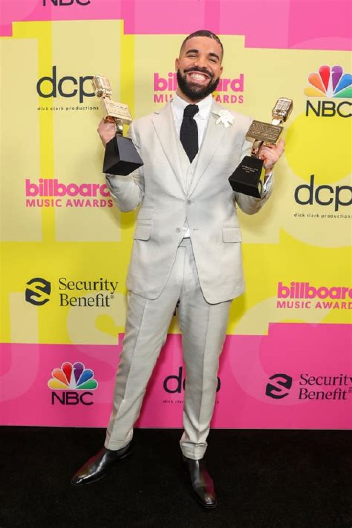 2021 BILLBOARD MUSIC AWARDS -- Pictured: In this image released on May 23, (l-r) Jameson Moon Hart, P!NK, and Willow Sage Hart arrive to the 2021 Billboard Music Awards held at the Microsoft Theater on May 23, 2021 in Los Angeles, California. -- (Photo by: Todd Williamson/NBC)