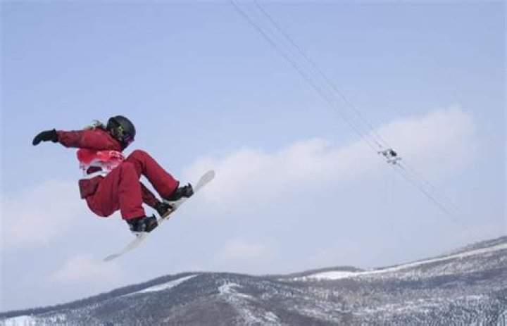(220209) - ZHANGJIAKOU, Feb. 9, 2022 (Xinhua) - Lindsey Jacobellis of the United States crosses the finish line during the women's snowboard cross final of the Beijing 2022 Winter Olympics at Genting Snow Park in Zhangjiakou, North China's Hebei Province, Feb. 9, 2022. China Zhangjiakou Women's Snowboarding Cross Final - 09 Feb 2022