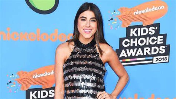5 Facts About ‘Victorious’ Actress – Hollywood Life