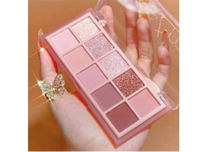 8 Last-Minute Makeup Gifts To Get Your Bestie on Valentine’s Day – Hollywood Life