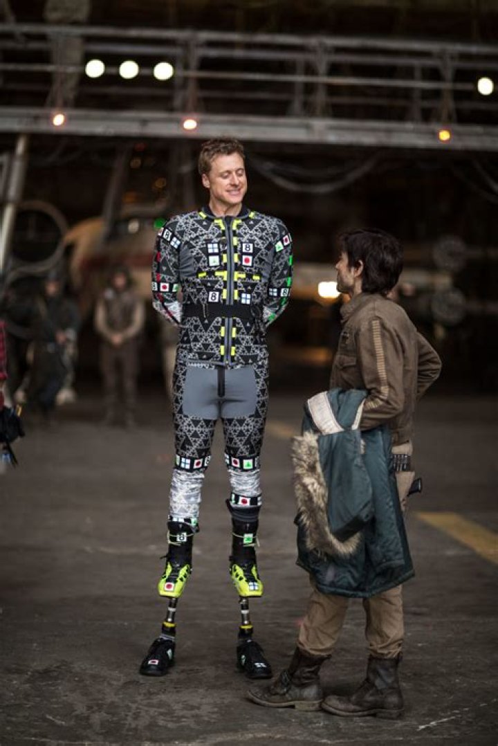 Alan Tudyk On Set