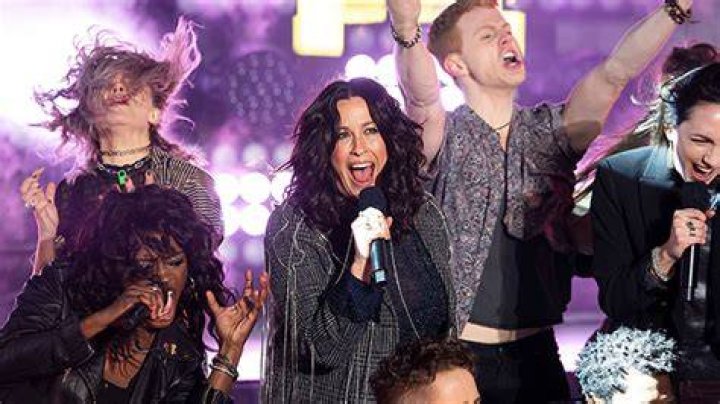 Alanis Morissette Censored During NYE Performance & Fans Are Livid – Hollywood Life