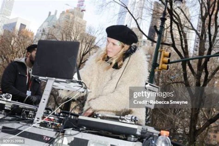 Alexandra Richards DJs