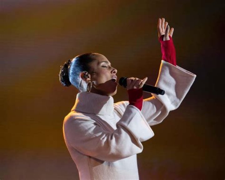 Alicia Keys Sings