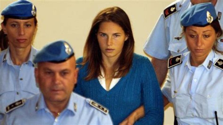 Amanda Knox is Escorted By Police To Court