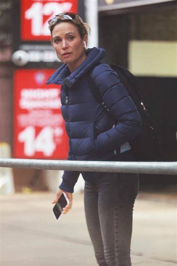 Amy Robach Leaves T.J. Holmes’ Apartment After Wife Breaks Silence – Hollywood Life