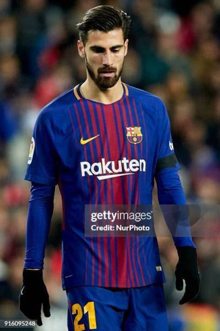 Andre Gomes of FC Barcelona controls the ball. FC Barcelona v UD Las Palmas. LaLiga, date 7, Camp Nou stadium, Barcelona, Spain - 02 October 2017