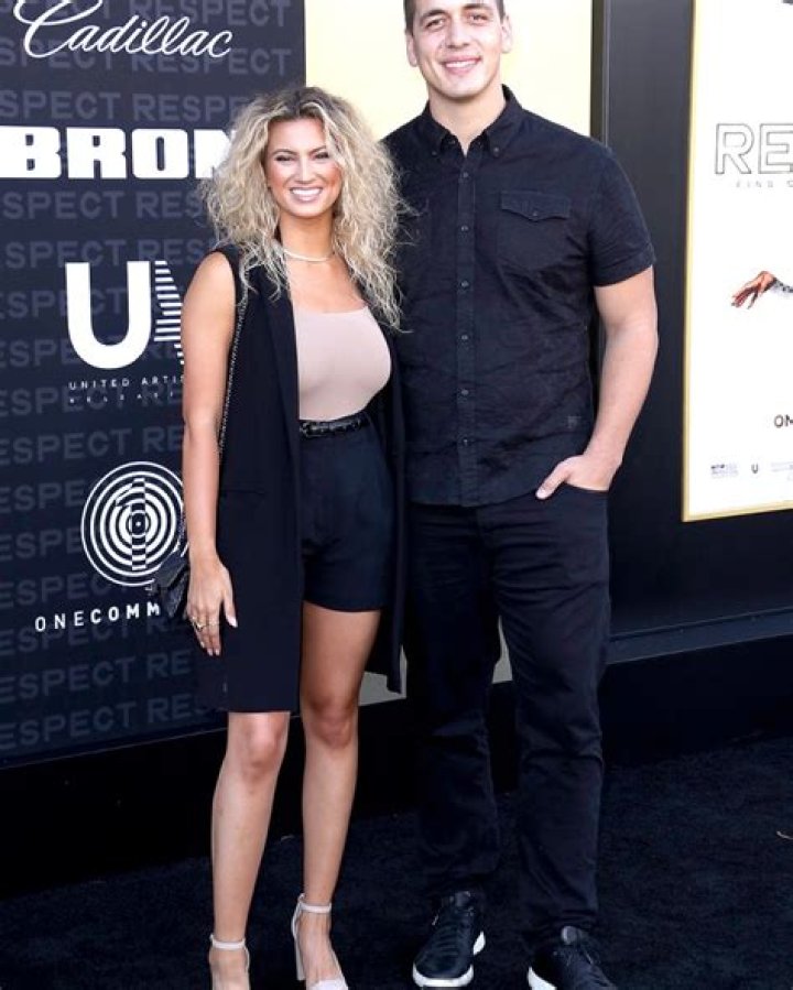 Andre Murillo Posts Message After Wife Tori Kelly Is Hospitalized – Hollywood Life