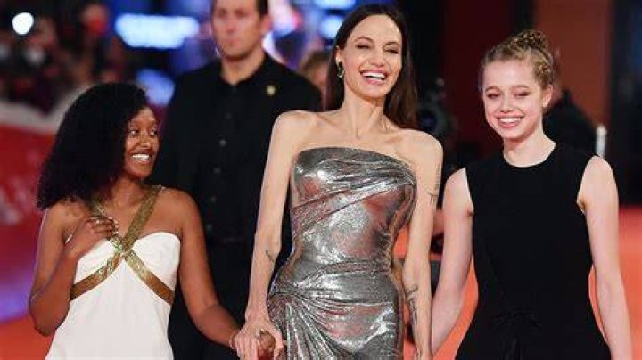 Angelina Jolie Christmas Shopping With Zahara & Shiloh