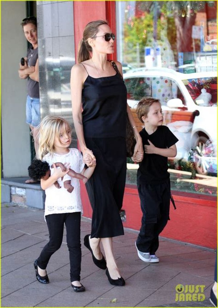Angelina Jolie Shops With Knox