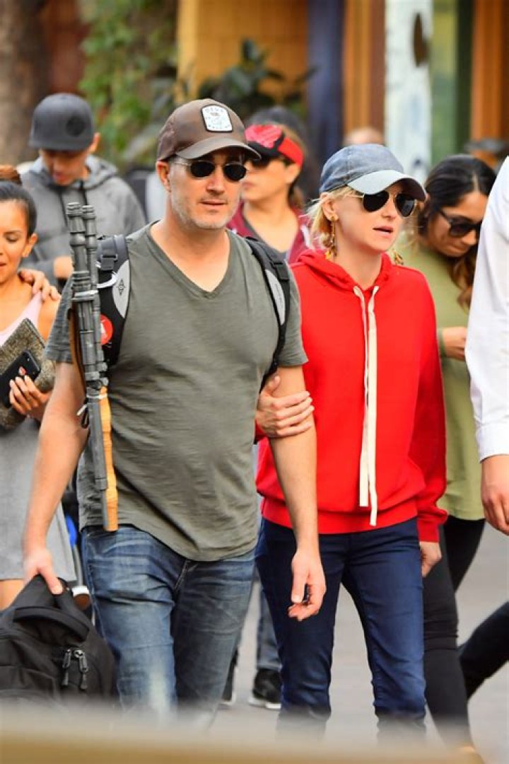 Anna Faris Debuts Wedding Band After Eloping With Michael Barrett – Hollywood Life