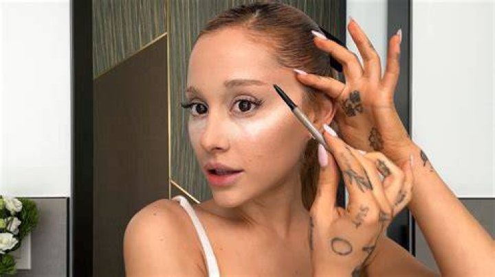Ariana Grande Sets Her Face With This Setting Powder So Her Makeup Doesn’t ‘Move’