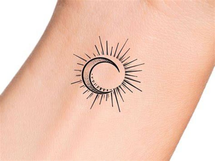 Ariana Grande&rsquo;s Moon Tattoo On Her Neck