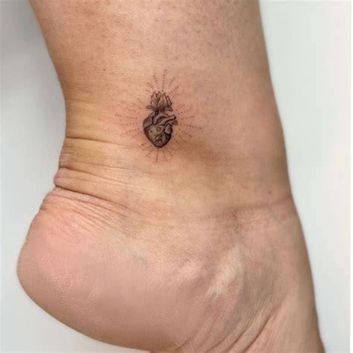 Ariana&rsquo;s Filled In Heart Tattoo