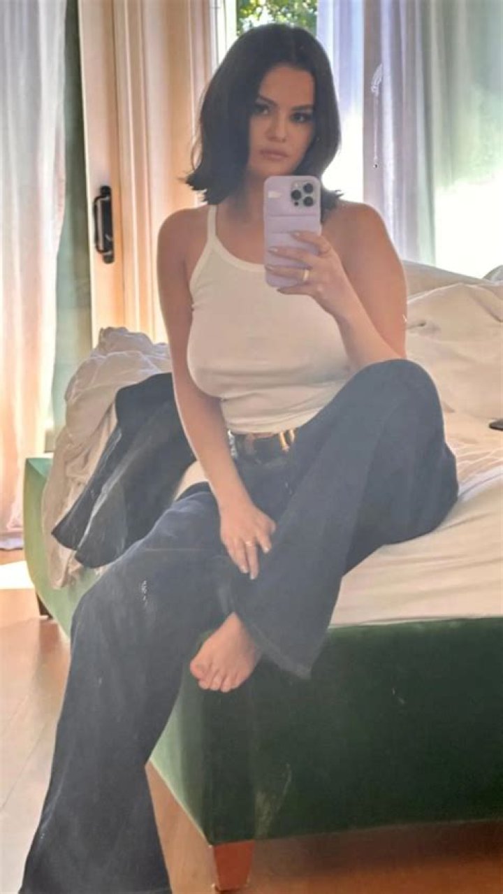 Ariel Winter Looks Like A Braless Goddess In Plunging Top For Hottest Instagram Pic Ever