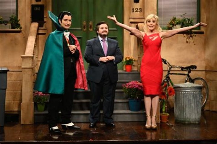 Aristotle Athari, Aidy Bryant and Chloe Fineman Open &lsquo;SNL&rsquo;