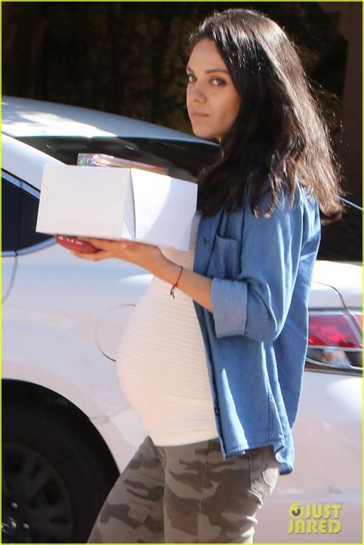 Ashton Kutcher Pregnant Mila Kunis Paparazzi Fight