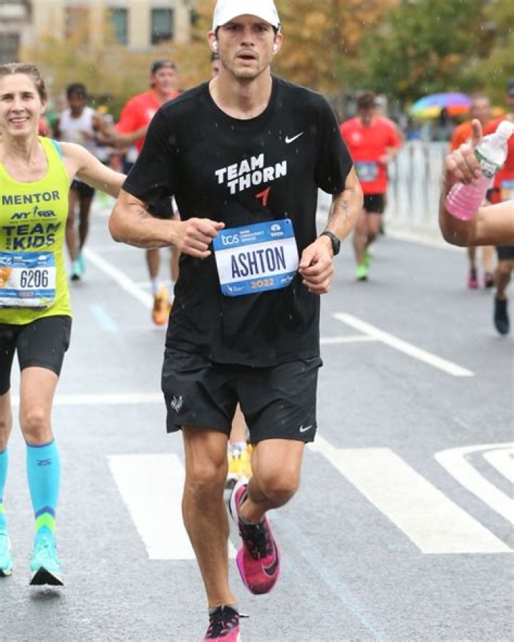 Ashton Kutcher runs through Harlem in New York City Marathon in New York City, NY, USA. Pictured: Ashton Kutcher Ref: SPL5500245 061122 NON-EXCLUSIVE Picture by: Christopher Peterson / SplashNews.com Splash News and Pictures USA: +1 310-525-5808 London: +44 (0)20 8126 1009 Berlin: +49 175 3764 166 World Rights