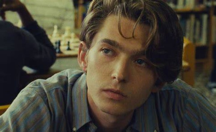 Austin Abrams as Henry Page and Lili Reinhart as Grace Town in CHEMICAL HEARTS