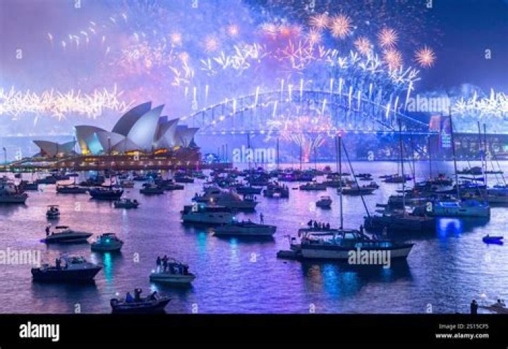 Australia celebrates the arrival of January 2023 with a fireworks display on Sydney Harbour. Pictured: the 9pm fireworks show. Pictured: GV,General View Ref: SPL5512331 311222 NON-EXCLUSIVE Picture by: Robert Wallace / SplashNews.com Splash News and Pictures USA: +1 310-525-5808 London: +44 (0)20 8126 1009 Berlin: +49 175 3764 166 World Rights