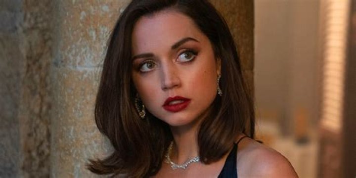B25_36645_RC2 Paloma (Ana De Armas) in Cuba in NO TIME TO DIE, a DANJAQ and Metro Goldwyn Mayer Pictures film. Credit: Nicola Dove &copy; 2019 DANJAQ, LLC AND MGM. ALL RIGHTS RESERVED.