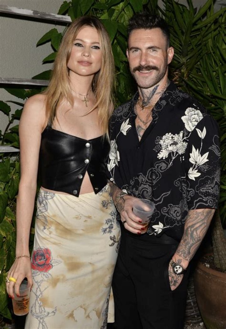 Behati Prinsloo, Adam Levine