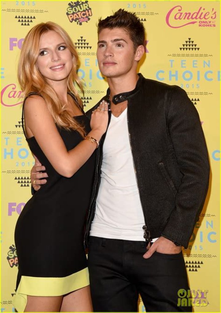 Bella Thorne Looks Shockingly Thin In Black Sports Bra & Tights After Gregg Sulkin Split — Pic