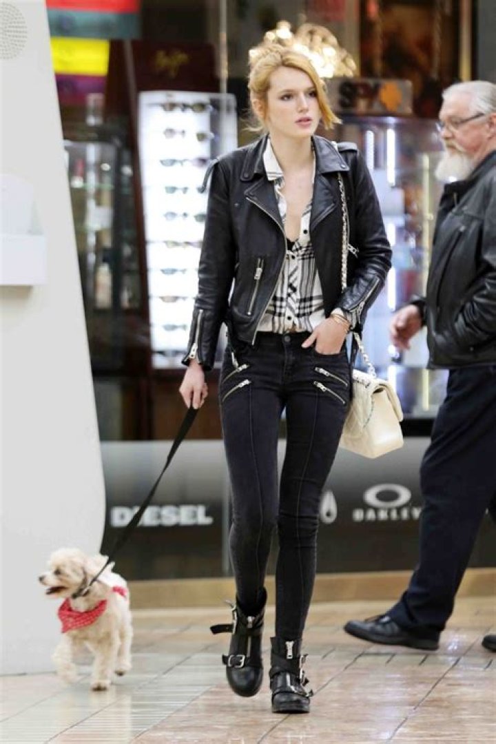 Bella Thorne Outfits