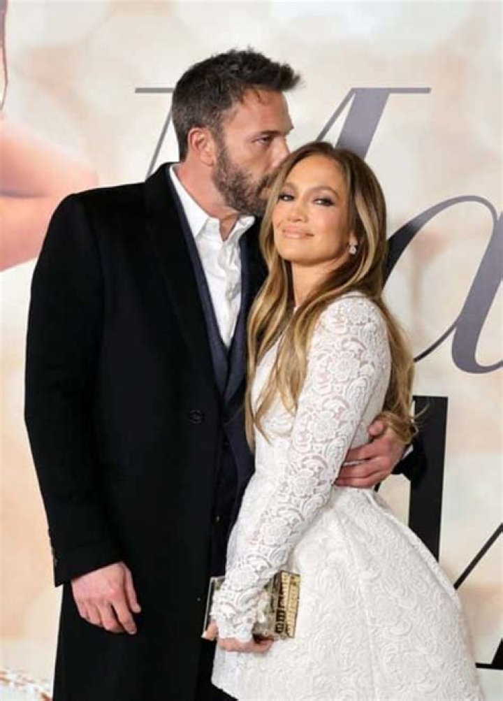 Ben Affleck Puts Arm Around Jennifer Lopez On Cute Starbucks Date: Photos
