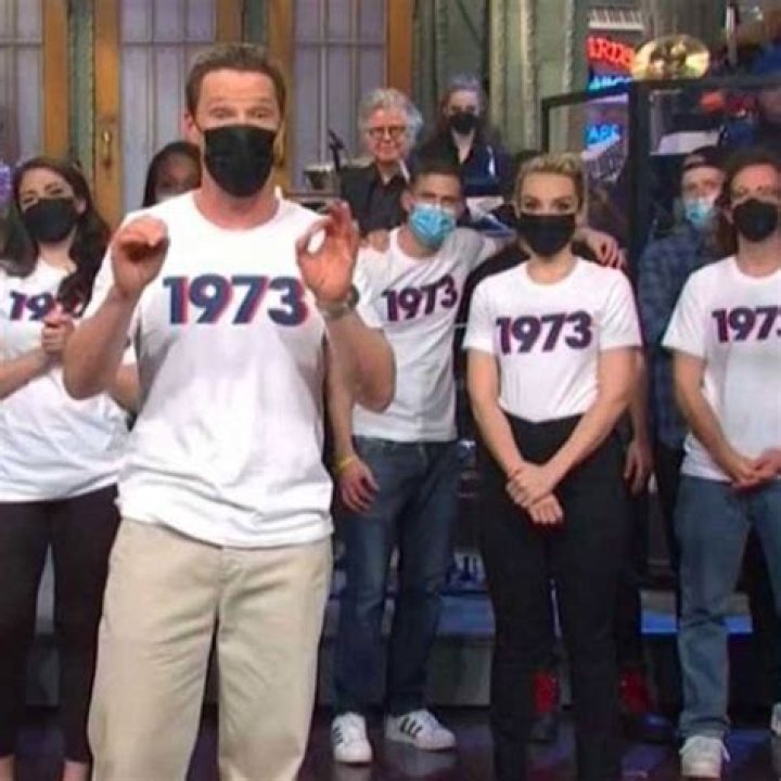Benedict Cumberbatch Wears ‘1973’ T-Shirt At ‘SNL’ To Support Abortion – Hollywood Life