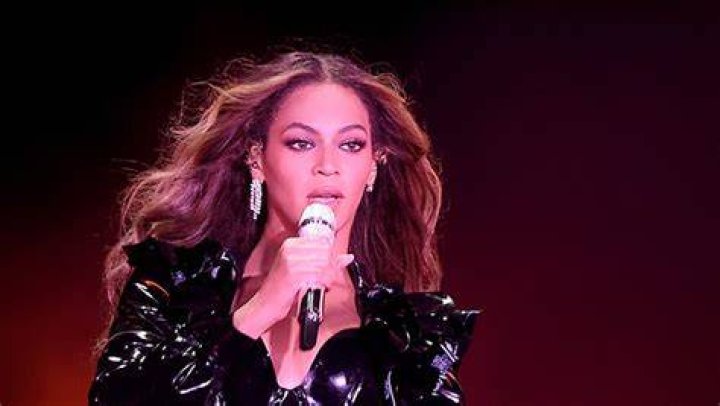 Beyonce Rocks Prada Shorts During Holiday Party With Jay-Z: Photos – Hollywood Life