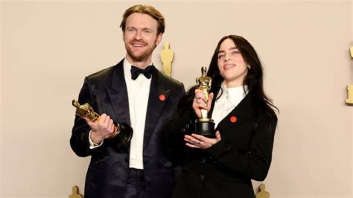 Billie Eilish Flips Off Hater Who Trashed Her Oscars Gown – Hollywood Life