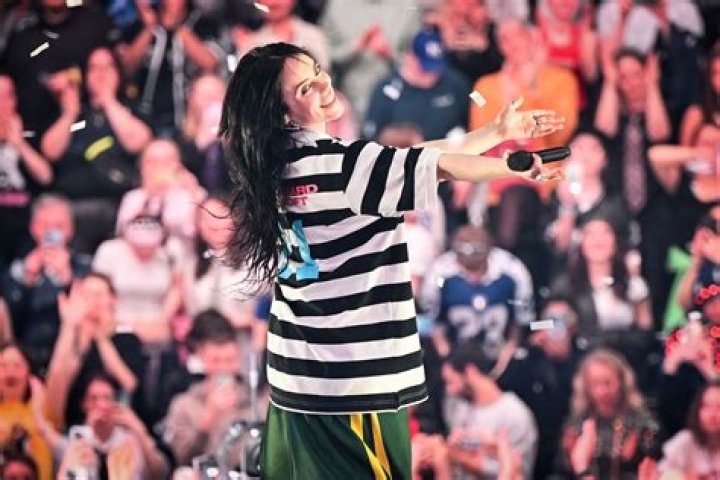 Billie Eilish Invites Fans Into Bedroom Studio In New Documentary – Hollywood Life