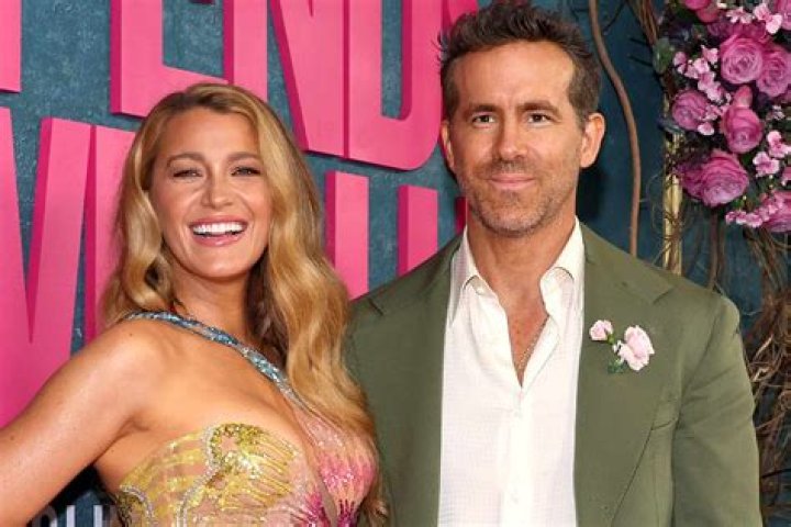 Blake Lively & Ryan Reynolds Link Arms For Walk In NYC — Photos – Hollywood Life