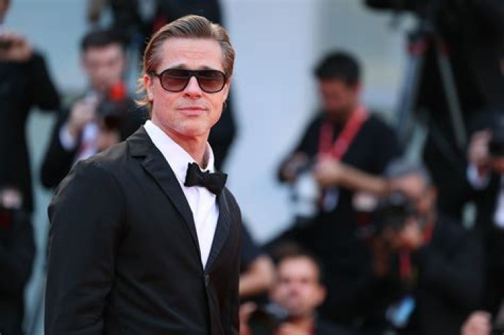 Brad Pitt wears a tracksuit filming a movie