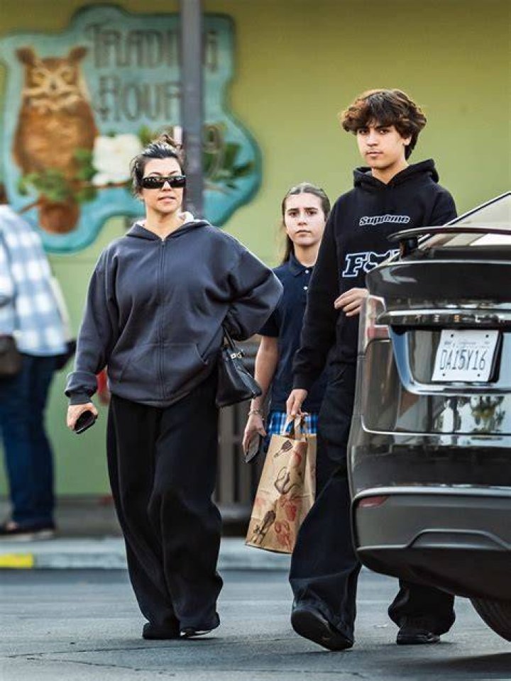 Calabasas, CA - *EXCLUSIVE* - Charlie Sheen spends some quality time with his daughter Lola Rose Sheen in Calabasas. Pictured: Charlie Sheen, Lola Rose Sheen BACKGRID USA 24 MAY 2022 USA: +1 310 798 9111 / UK: +44 208 344 2007 / *UK Clients - Pictures Containing Children Please Pixelate Face Prior To Publication*