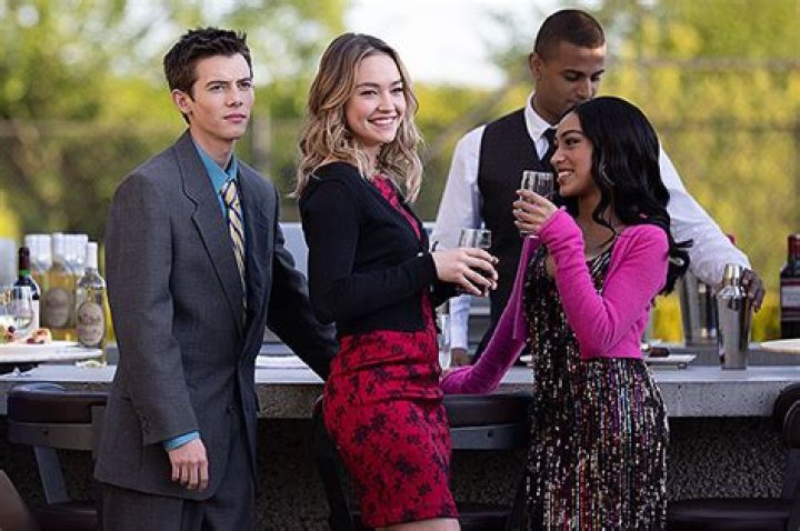 Cast Teases Love Triangle (Exclusive) – Hollywood Life
