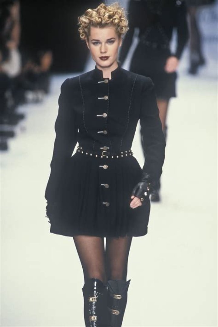 Chantal Thomas Autumn/winter 1994 Fashion Collection - Paris - Model Kate Moss Miniskirt. Chantal Thomas Autumn/winter 1994 Fashion Collection - Paris - Model Kate Moss Miniskirt.
