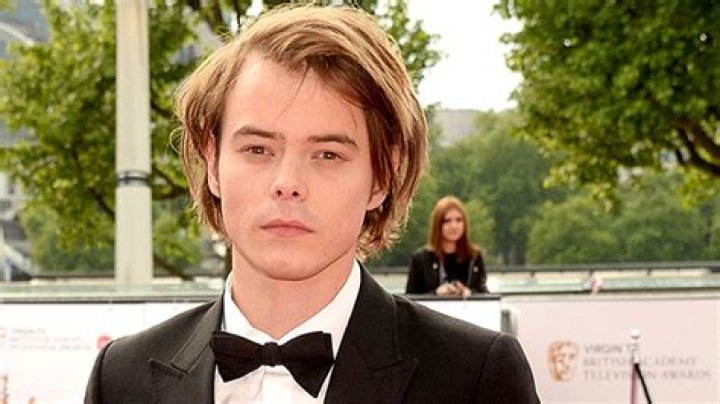 Charlie Heaton Bio – Hollywood Life