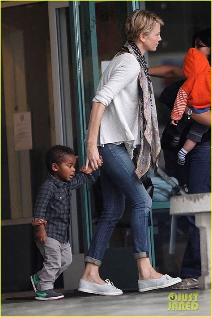 Charlize Theron Grabs Sushi With Daughter Jackson In LA: Photos – Hollywood Life
