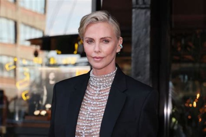 Charlize Theron Is A Fringe Goddess At The SAG Awards
