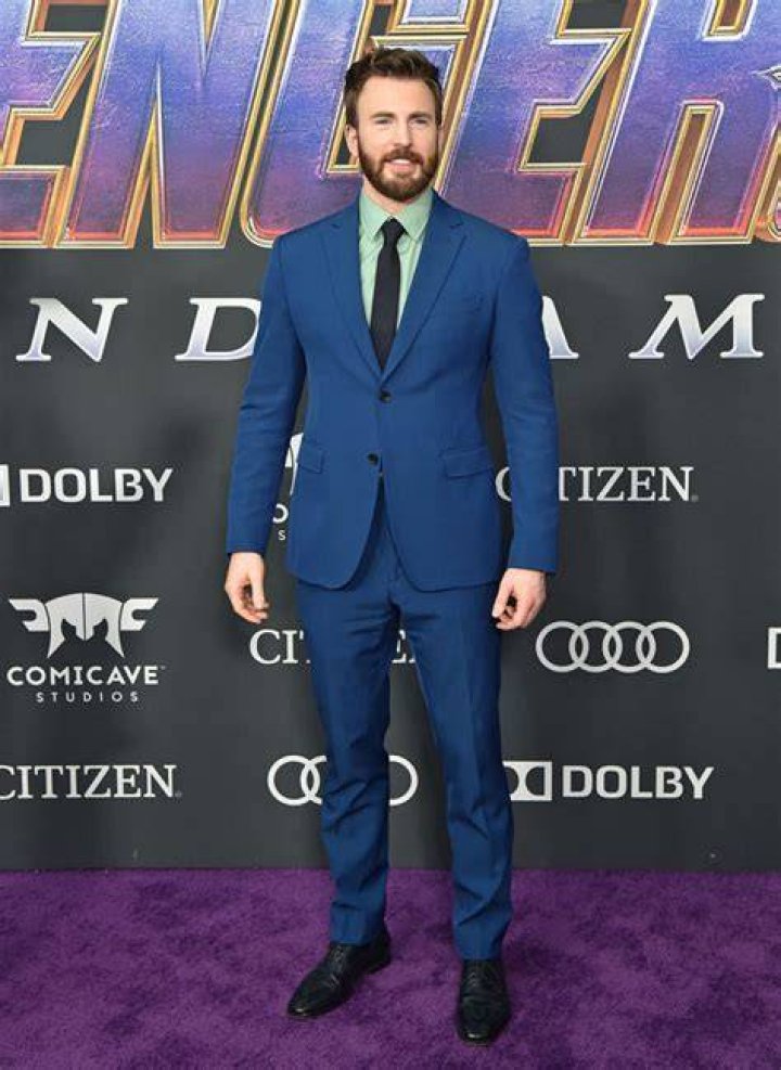 Chris Evans Reacts To Leaked Private Photo With Tweet About Voting – Hollywood Life