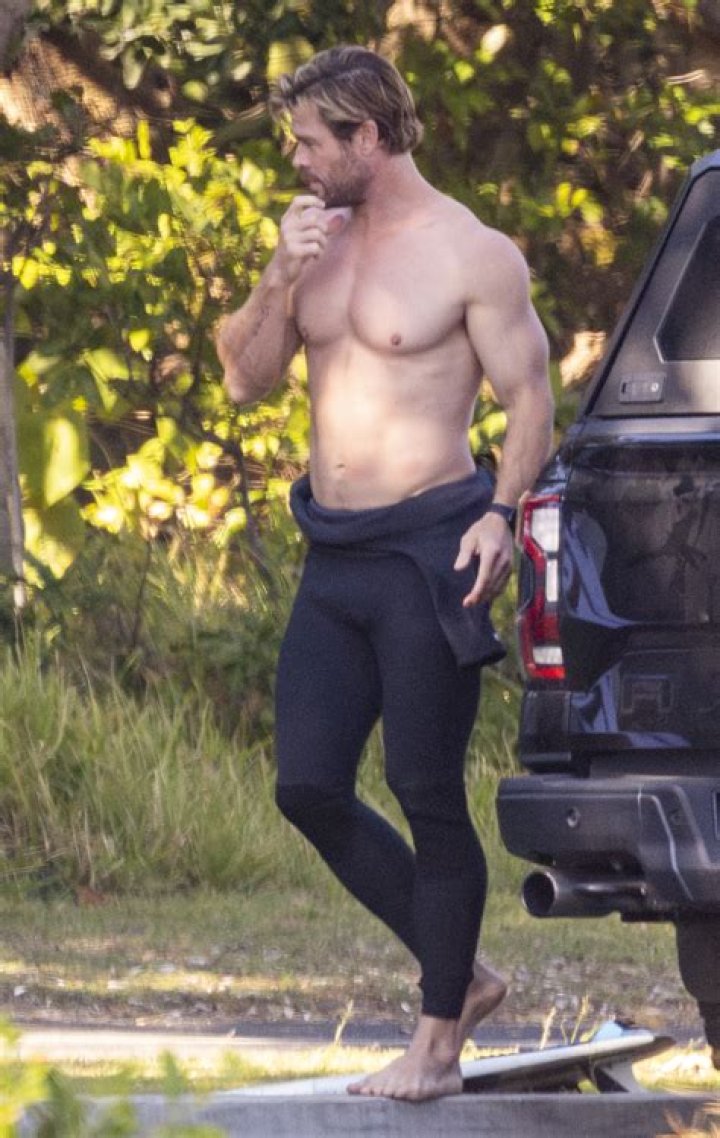 Chris Pine’s Shirtless Photos During Outdoor Workout With His Dog – Hollywood Life