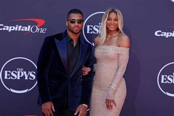 Ciara Supports Husband Russell Wilson After Surgery: Photo – Hollywood Life