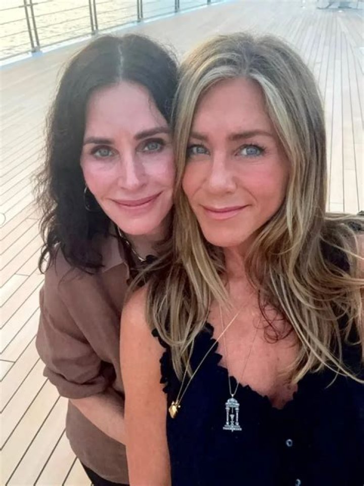 Courteney Cox & Jennifer Aniston Rock Sexy Bikinis On Mexico Vacation – Hollywood Life