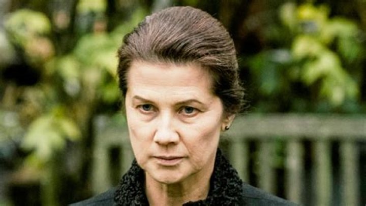 Daphne Zuniga Exclusive Interview – Hollywood Life