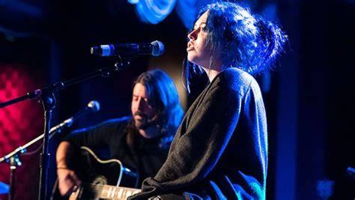 Dave Grohl’s Daughter Violet Performs Amy Winehouse Song: Video – Hollywood Life