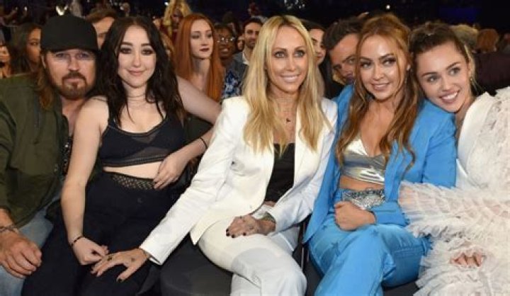 Demi Lovato Feuds With Miley Cyrus’ Best Friend — Fight Breaks Out On Twitter – Hollywood Life