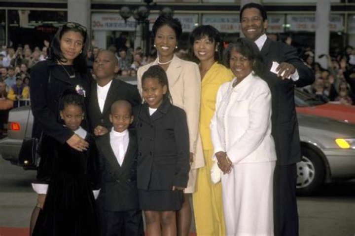 Denzel Washington & his family pose