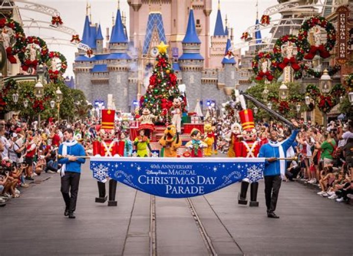 Disney Christmas Parade 2014 – Hollywood Life